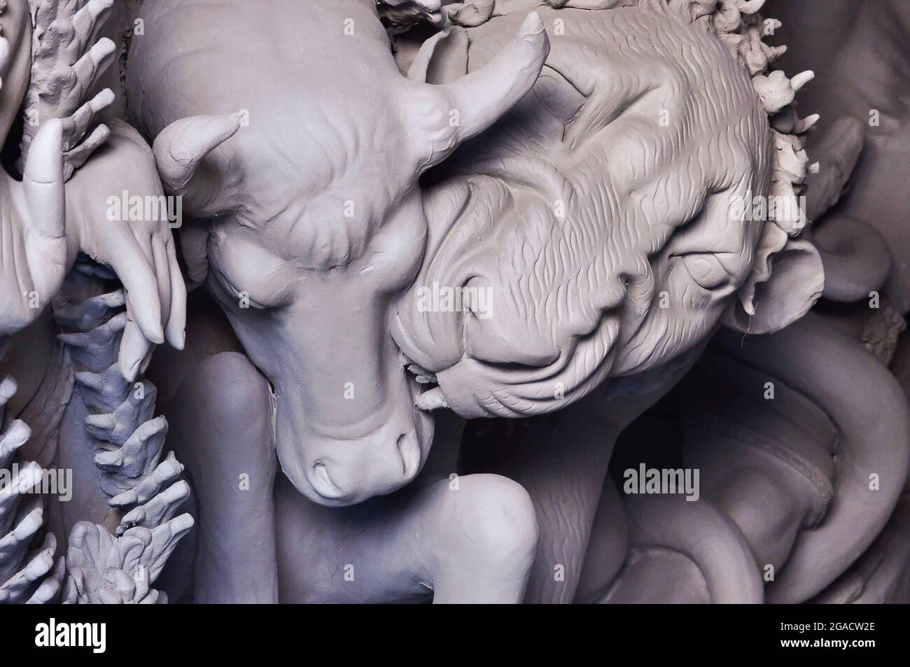 KALKUTTA, INDIEN - 20. Oktober 2019: Nahaufnahme zweier Tierskulpturen während der Durga Idol-Herstellung in Kumartuli, Kalkutta Stockfoto
