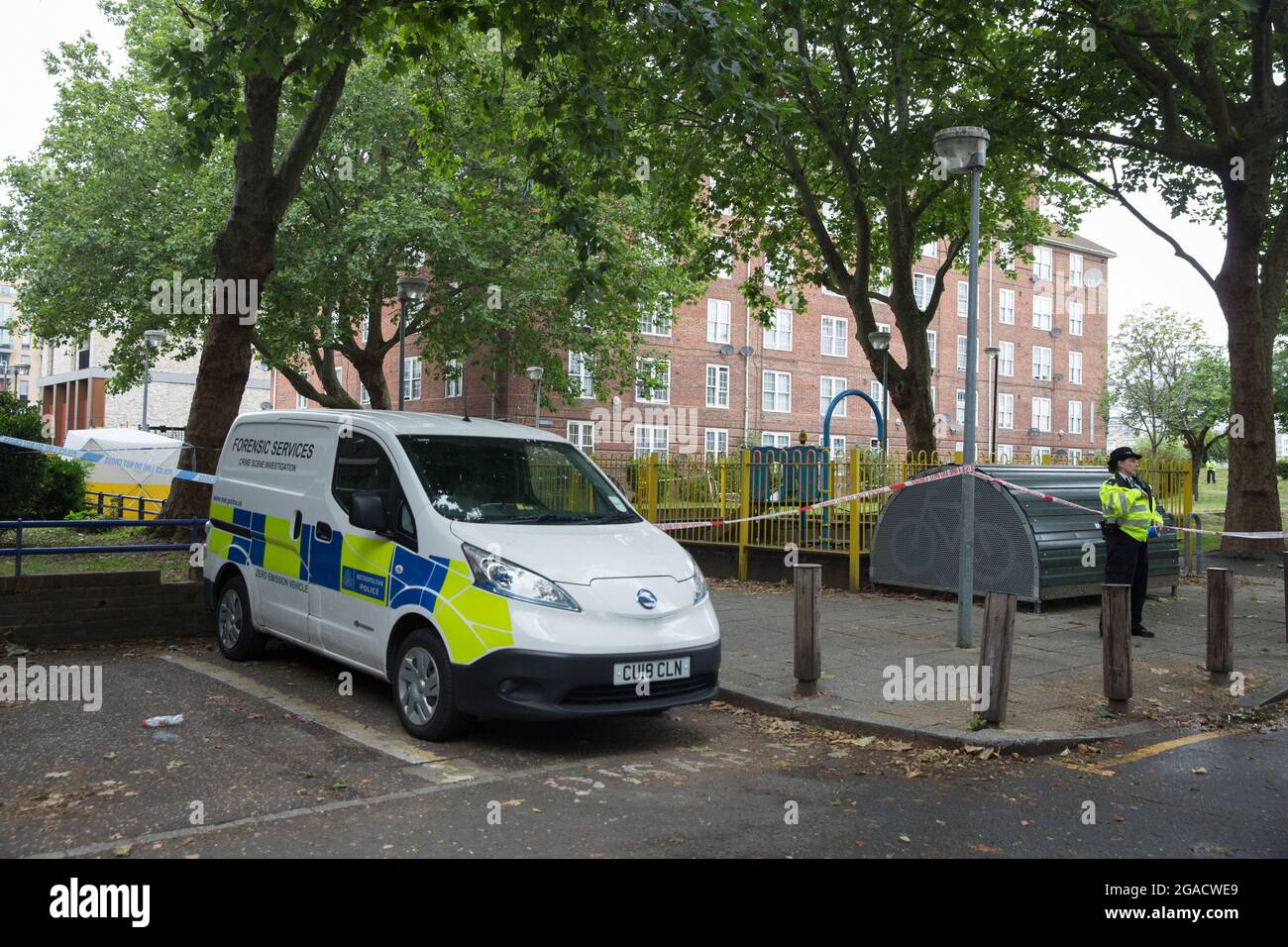 LONDON, GROSSBRITANNIEN. Juli 2021. Polizei und forensischer Beamter am Tatort, nachdem ein 30-jähriger Mann in Greenwich im Süden Londons tödlich erstochen wurde. Mann in den Zwanzigern wurde wegen Mordverdachts verhaftet. Die Polizei wurde um 1:06am Uhr gerufen, um zu berichten, dass ein Mann erstochen wurde. Das Opfer starb um 2:37 Uhr. Foto: Marcin Nowak/Alamy Live News Stockfoto