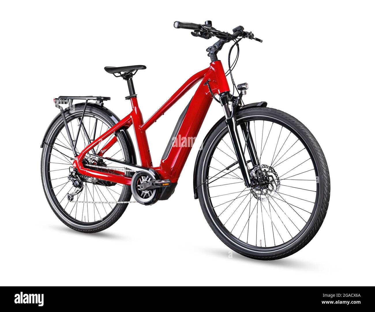 Rotes, modernes mittelgetriebenes E-Bike-Pedelec für Städtetouren oder Trekking mit E-Bikes und Mittelhalterung für Elektromotoren. Batteriebetriebenes E-Bike isoliert auf weißem Hintergrund Stockfoto
