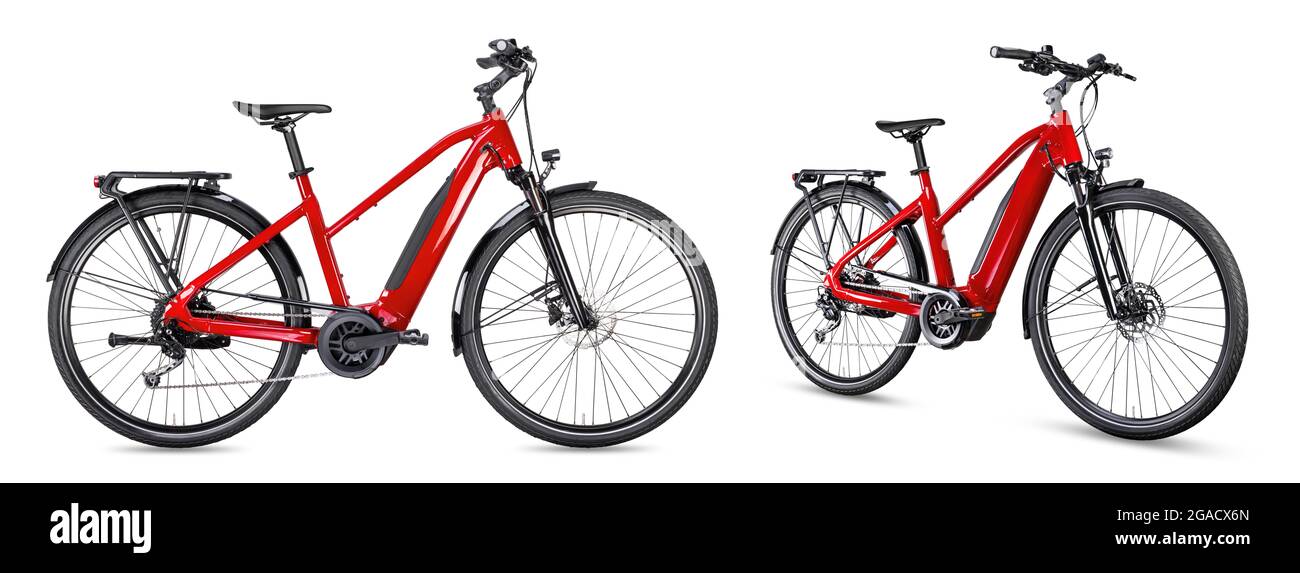 Rotes, modernes mittelgetriebenes E-Bike-Pedelec für Städtetouren oder Trekking mit E-Bikes und Mittelhalterung für Elektromotoren. Batteriebetriebenes E-Bike isoliert auf weißem Hintergrund Stockfoto