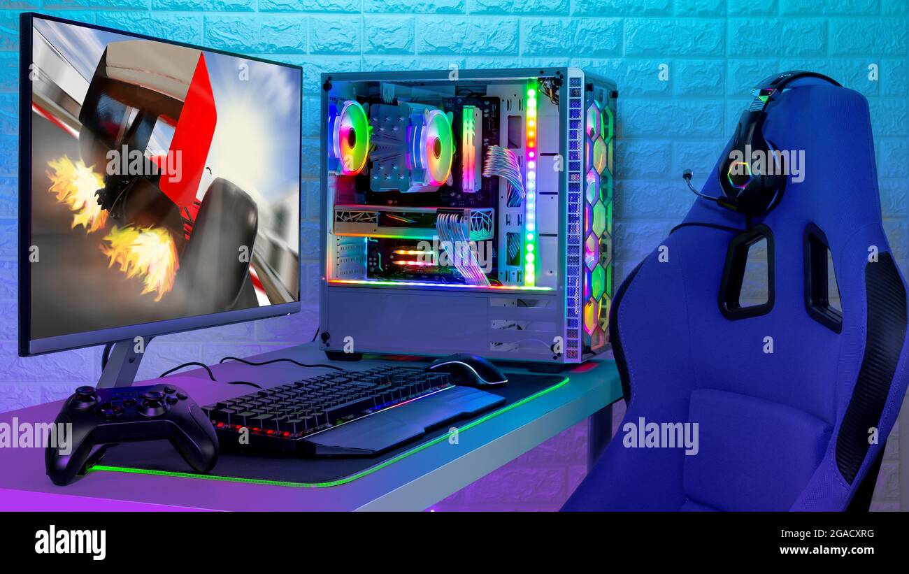 Farbenfroh hell beleuchteter rgb-Gaming-pc mit Tastatur-Maus-Monitor und Stuhl mit Rennen auf dem Bildschirm vor LED-Licht Backsteinwand. Computer Stockfoto