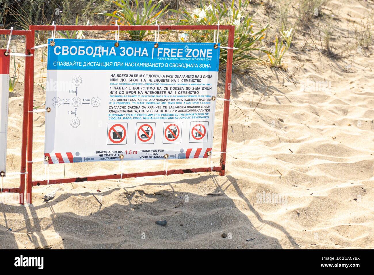 Sozopol, Burgas Bulgarien - 07 24 2021: Regelschilder für Smokinya ( manchmal geschrieben 'Smokinja') Strand. Der Text ist in bulgarischer Sprache mit großem Kyrill geschrieben Stockfoto