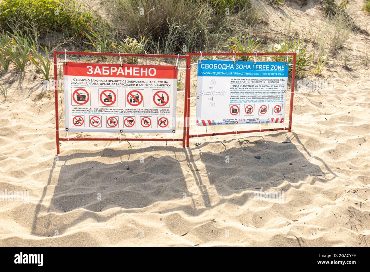 Sozopol, Burgas Bulgarien - 07 24 2021: Regelschilder für Smokinya ( manchmal geschrieben 'Smokinja') Strand. Der Text ist in bulgarischer Sprache mit großem Kyrill geschrieben Stockfoto