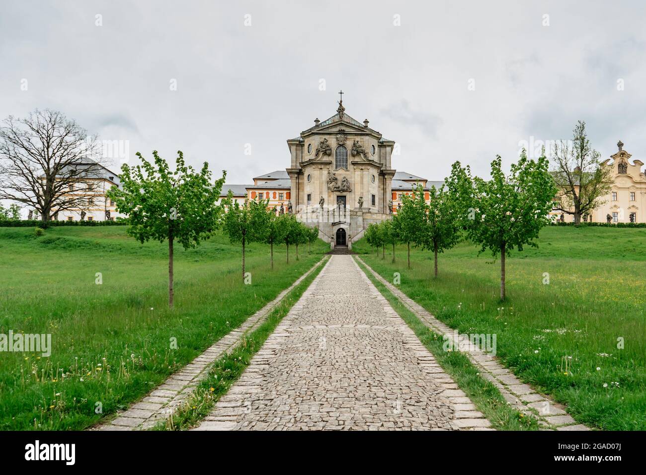 Kuks Krankenhaus in Ostböhmen, Tschechische republik, mit Kirche der Heiligen Dreifaltigkeit.Perle des Barocks.früher sehr beliebt Kurort mit Mineralquelle. Stockfoto