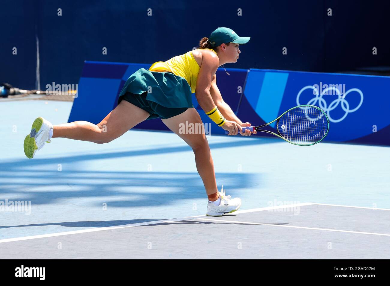 Tokio, Japan, 28. Juli 2021. Ash Barty versucht, während des Spiels der Männer-Tennisrunde 3 zwischen dem Franzosen Ugo Humbert und dem Griechen Stafanos Tsitsipas am 5. Tag der Olympischen Spiele 2020 in Tokio im Ariake Tennis Park am 28. Juli 2021 in Tokio, Japan, seinen Dienst zurückzugeben. (Foto von Pete Dovgan/Speed Media/Alamy Live News) Stockfoto