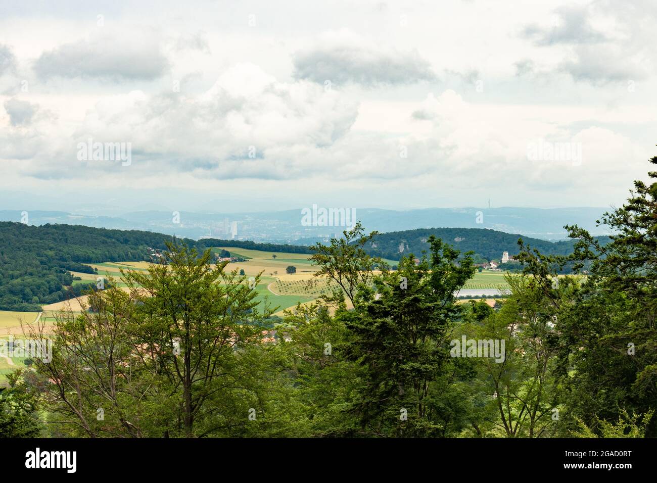 Blick vom Jurahügel über den Kreuzgang Mariastein in Richtung Basel, Schweiz Stockfoto
