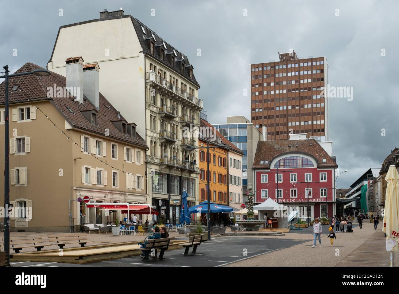 La-Chaux-de-Fonds, Schweiz - 7. Juli 2021: Lebendiger Platz im Stadtzentrum mit gemischter Architektur Stockfoto