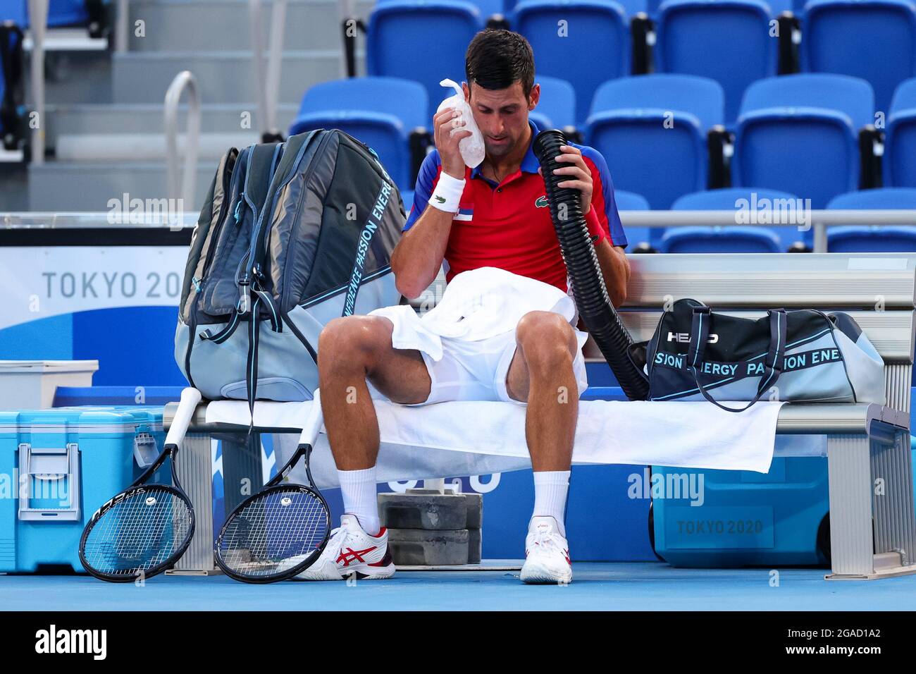 Tokio, Japan, 28. Juli 2021. Novak Djokovic versucht, sich in der heißen Hitze während des Spiels der Männer-Tennisrunde 3 zwischen Novak Djokovic aus Serbien und Alejandro Davidovich Fokina am 5. Tag der zu kühlen Stockfoto