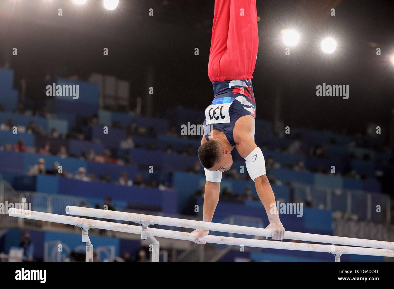 Tokio, Japan, 28. Juli 2021. Joe Fraser vom Team Großbritannien auf den parallelen Balken während des Men's All Around Gymnastics Finals am 5. Tag der Olympischen Spiele 2020 in Tokio im Ariake Gymnastik Center am 28. Juli 2021 in Tokio, Japan. (Foto von Pete Dovgan/Speed Media/Alamy Live News) Stockfoto