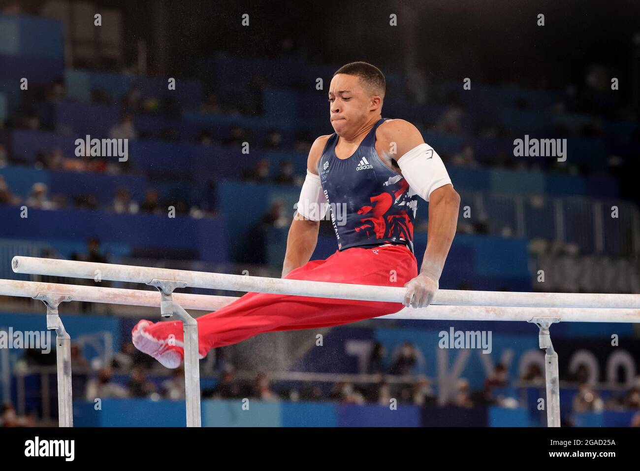 Tokio, Japan, 28. Juli 2021. Joe Fraser vom Team Großbritannien auf den parallelen Balken während des Men's All Around Gymnastics Finals am 5. Tag der Olympischen Spiele 2020 in Tokio im Ariake Gymnastik Center am 28. Juli 2021 in Tokio, Japan. (Foto von Pete Dovgan/Speed Media/Alamy Live News) Stockfoto