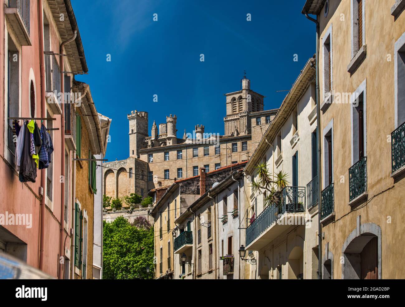 Kathedrale Saint-Nazaire (Kathedrale St-Nazaire), Blick von der Avenue Valentin Duc in Beziers, Departement Herault, Region Oskitanie, Frankreich Stockfoto