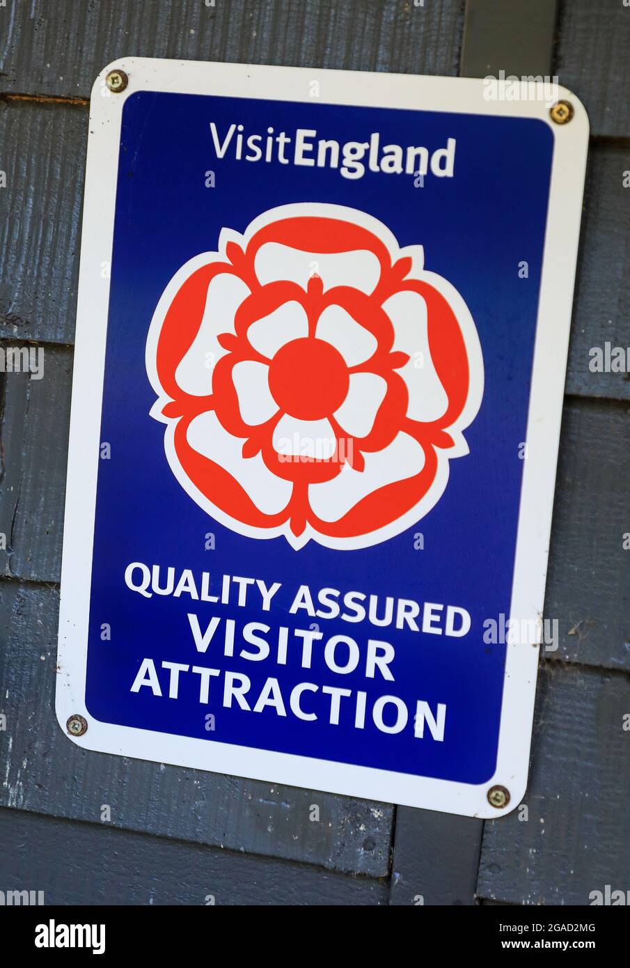 Schild für „Visit England“, „Quality Assured Visitor Attraction“, England, Großbritannien Stockfoto