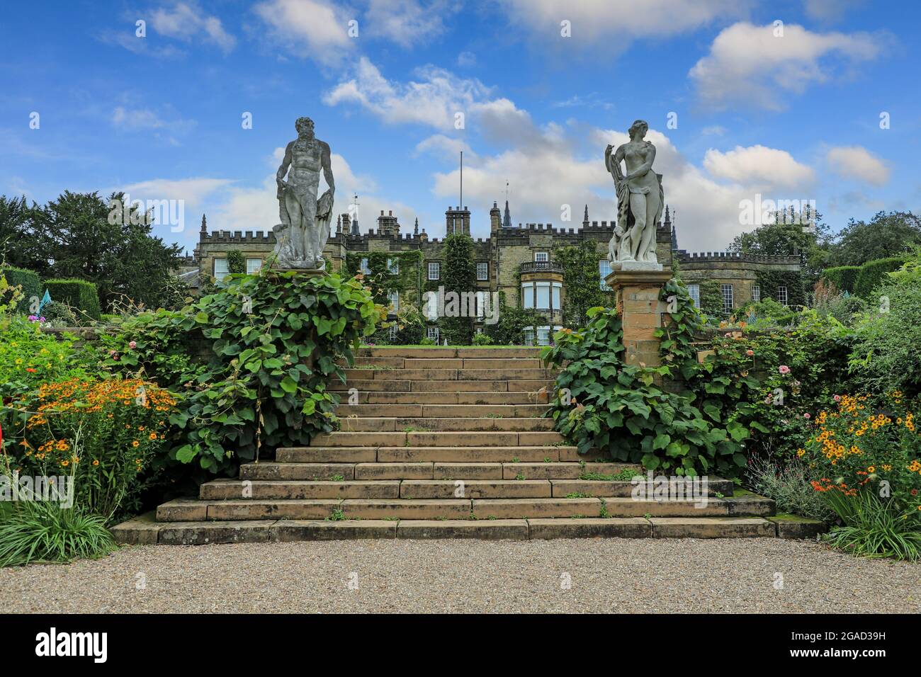 Statuen vor Renishaw Hall & Gardens, Renishaw Park, Landhaus in Renishaw, Chesterfield, Derbyshire, England, Großbritannien Stockfoto