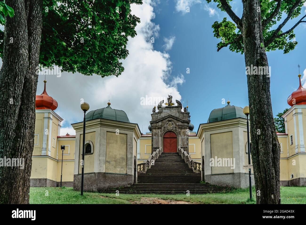 Berg der Heiligen Mutter mit barockem Hedec-Kloster und Gasse in Ostböhmen, Tschechien.berühmter Wallfahrtsort.religiöser Hintergrund Stockfoto