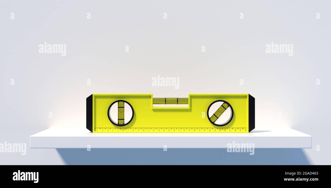 Wasserwaage oder Wasserblase auf einem horizontalen Wandregal, isoliert auf weißem Hintergrund. Gelbes Farbpegelinstrument für den Bau, Tischlerhandwerkzeug, c Stockfoto