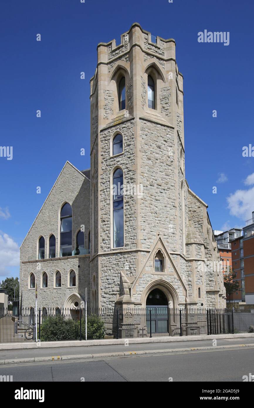 St Georges Church, Kew Bridge Road, Brentford, Großbritannien. Viktorianische Kirche, die zur Wohnnutzung umgebaut wurde. Beherbergt 21 luxuriöse Apartments neben der Themse Stockfoto
