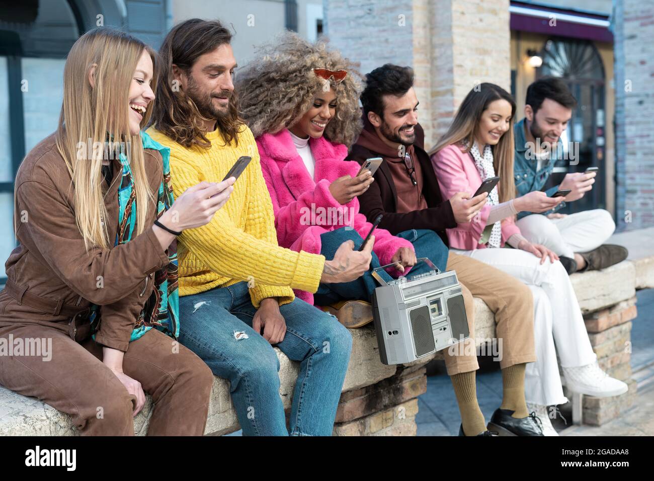 Eine Gruppe von Jugendlichen mit mehreren Rassen, die Smartphones halten und Social-Media-Inhalte auf den Bildschirmen ansehen. Jugend süchtig nach dem Internet und dem neuen Techno Stockfoto