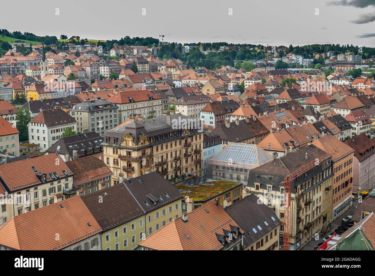 La-Chaux-de-Fonds, Schweiz - 7. Juli 2021: Historische Schachbrettstruktur des Stadtzentrums Stockfoto