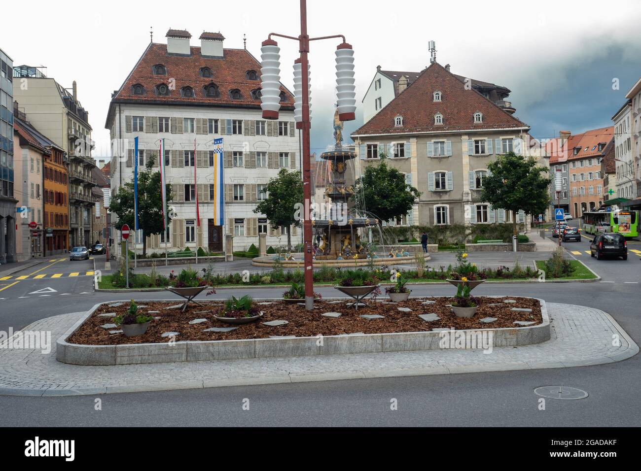 La-Chaux-de-Fonds, Schweiz - 7. Juli 2021: Zentraler Platz und Kreisverkehr im Stadtzentrum mit gemischter Architektur Stockfoto