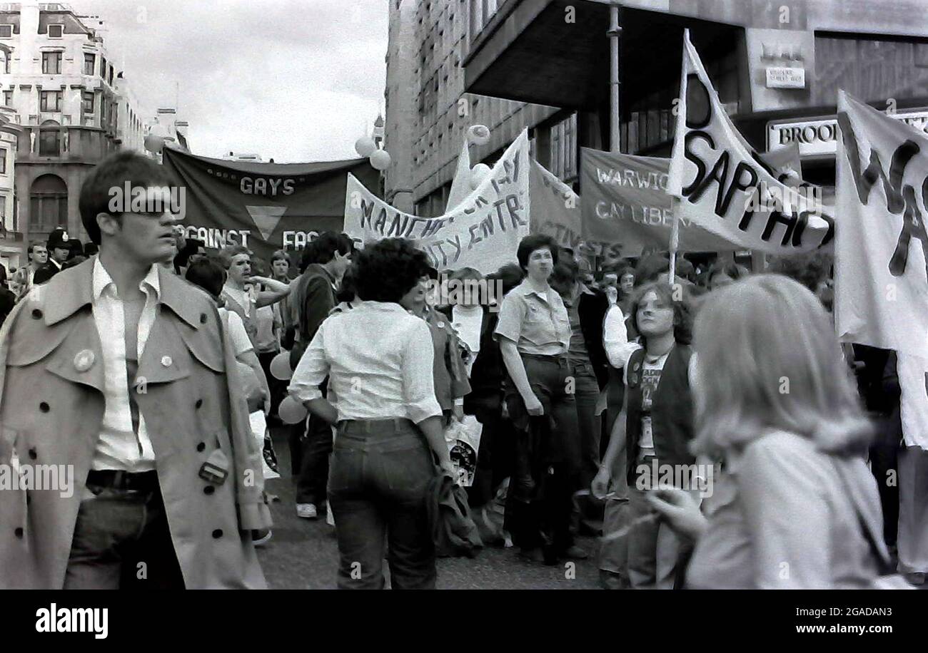 Teilnehmer des marsches und der Kundgebung im Hyde Park, London, England, Großbritannien, 1979 Gay Pride, Die das Thema hatte: 'Stonewall 69 Gay Pride 79'. Stockfoto