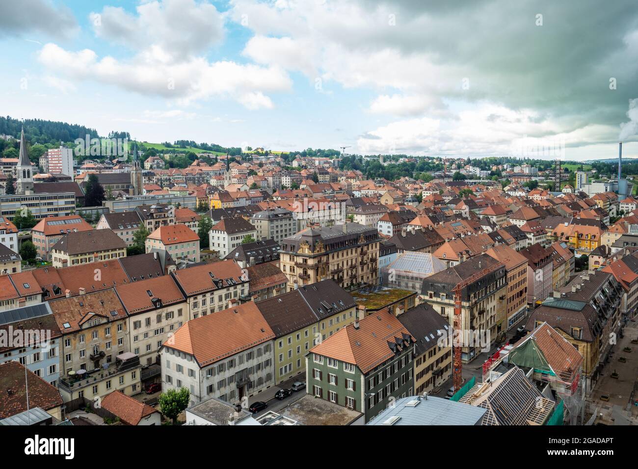 La-Chaux-de-Fonds, Schweiz - 7. Juli 2021: Historische Schachbrettstruktur des Stadtzentrums Stockfoto