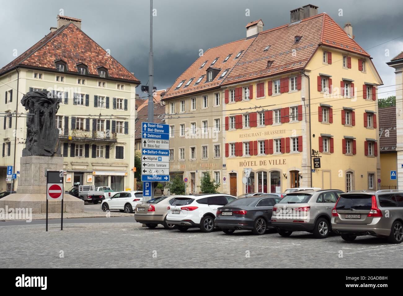 La-Chaux-de-Fonds, Schweiz - 7. Juli 2021: Platz im Stadtzentrum mit typischer Architektur und Parkplatz Stockfoto