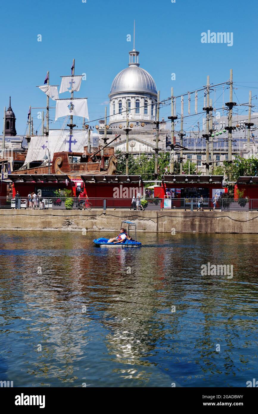 Der alte Hafen von Montreal (Le Vieux Port) mit der Kuppel von Marché Bonsecours und dem Piratenschiff Voiles en Voiles Stockfoto