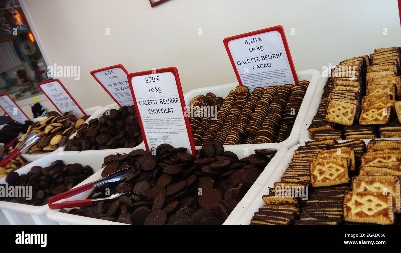 Frisch zubereitete Kekse in französischem Biscuitier zum Verkauf Stockfoto