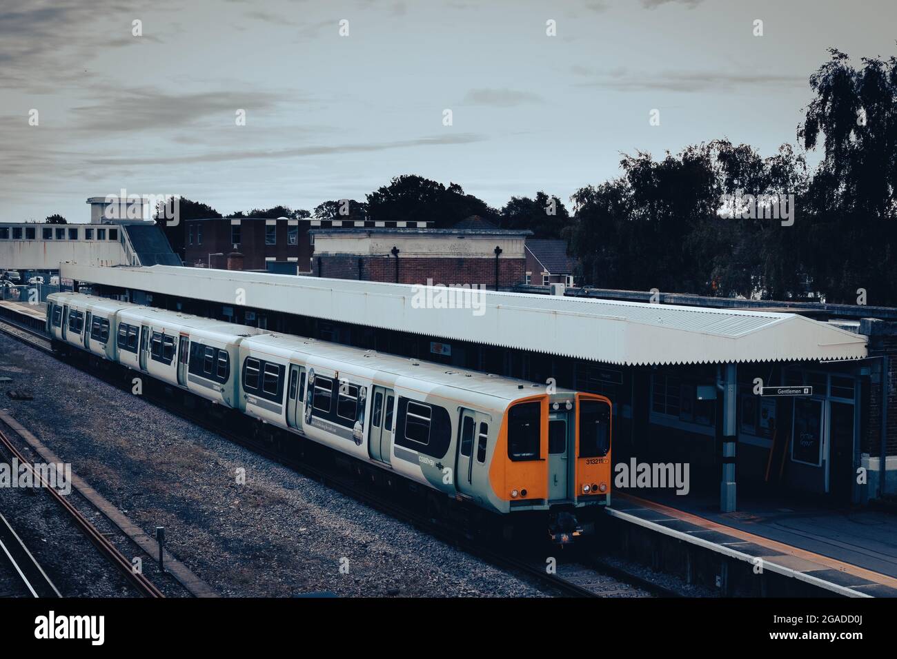 Ein Zug an einem Bahnhof in Großbritannien Stockfoto