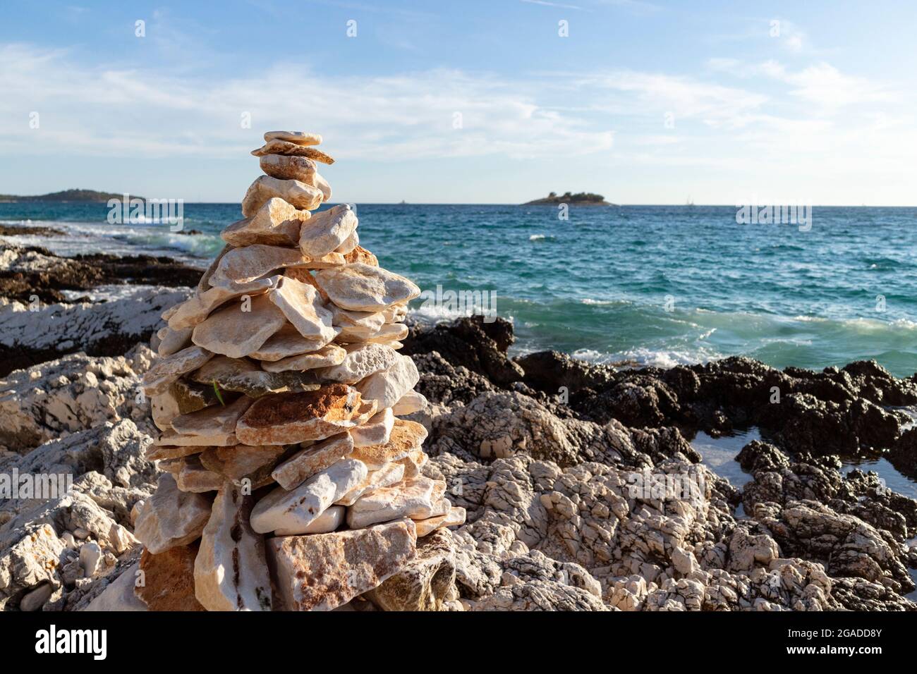 Der Mensch machte Steinbildung am felsigen Strand von Rogoznica, am offenen Meer, das das Ufer durchtrasselt Stockfoto