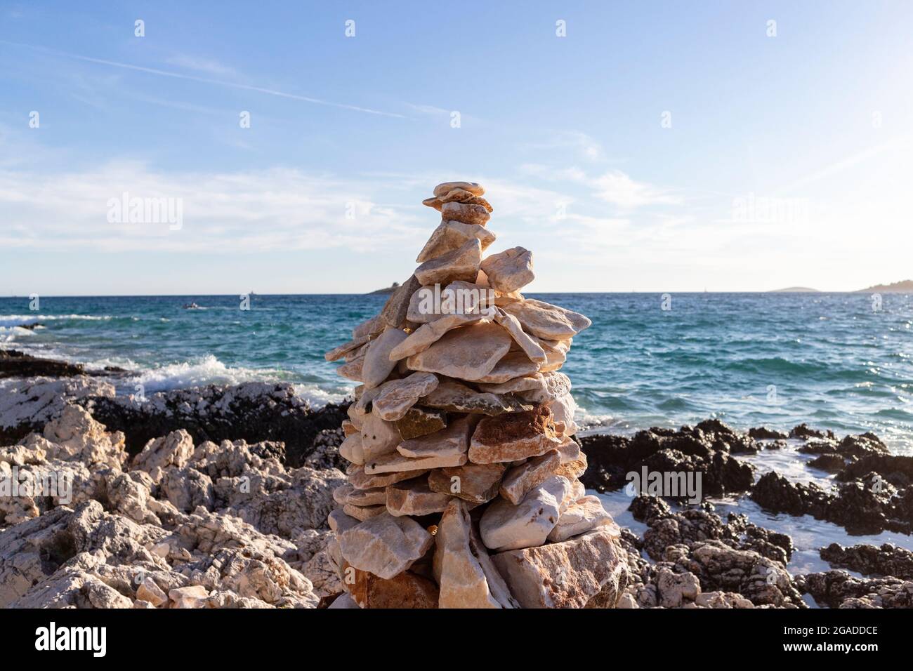Der Mensch machte Steinbildung am felsigen Strand von Rogoznica, einem kleinen Fischerort in Mitteldalmatien, Kroatien, am offenen Meer, das die Küste entlang trashing Stockfoto