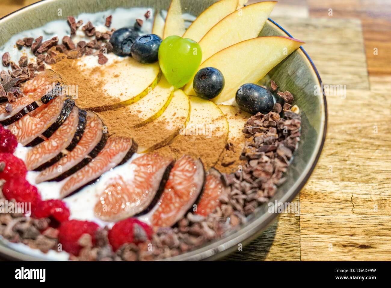 Smoothie-Schüssel mit frischen Beeren, Nüssen, Samen und hausgemachtem Müsli für gesunde vegane Vegetarier Diät Frühstück Stockfoto