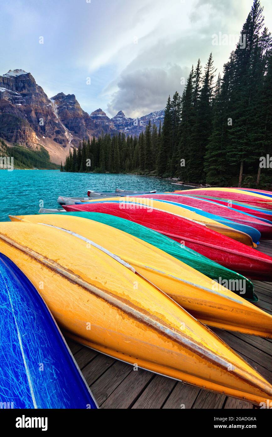 Kanus auf einem Dock, Moraine Lake, Banff National Park, Alberta, Can Stockfoto