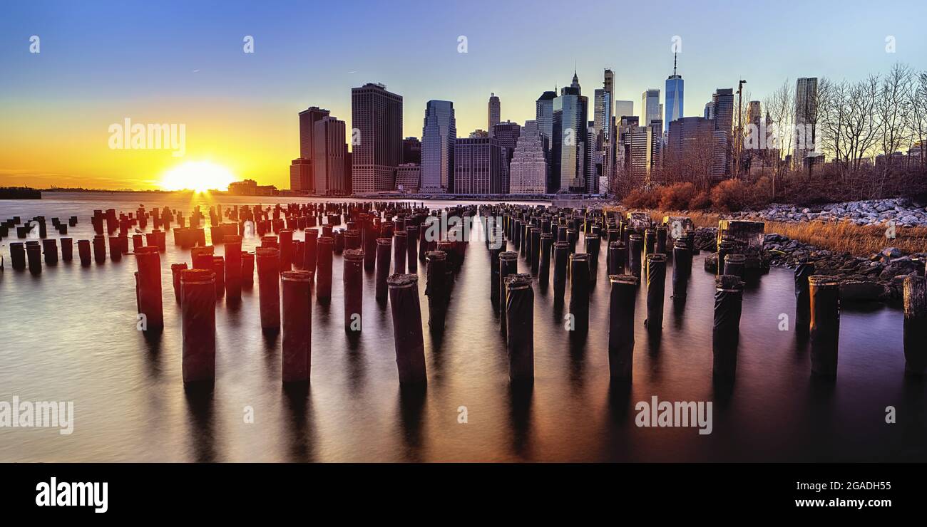 Sonnenuntergang in Lower Manhattan von Brooklyn aus, New York City, USA Stockfoto