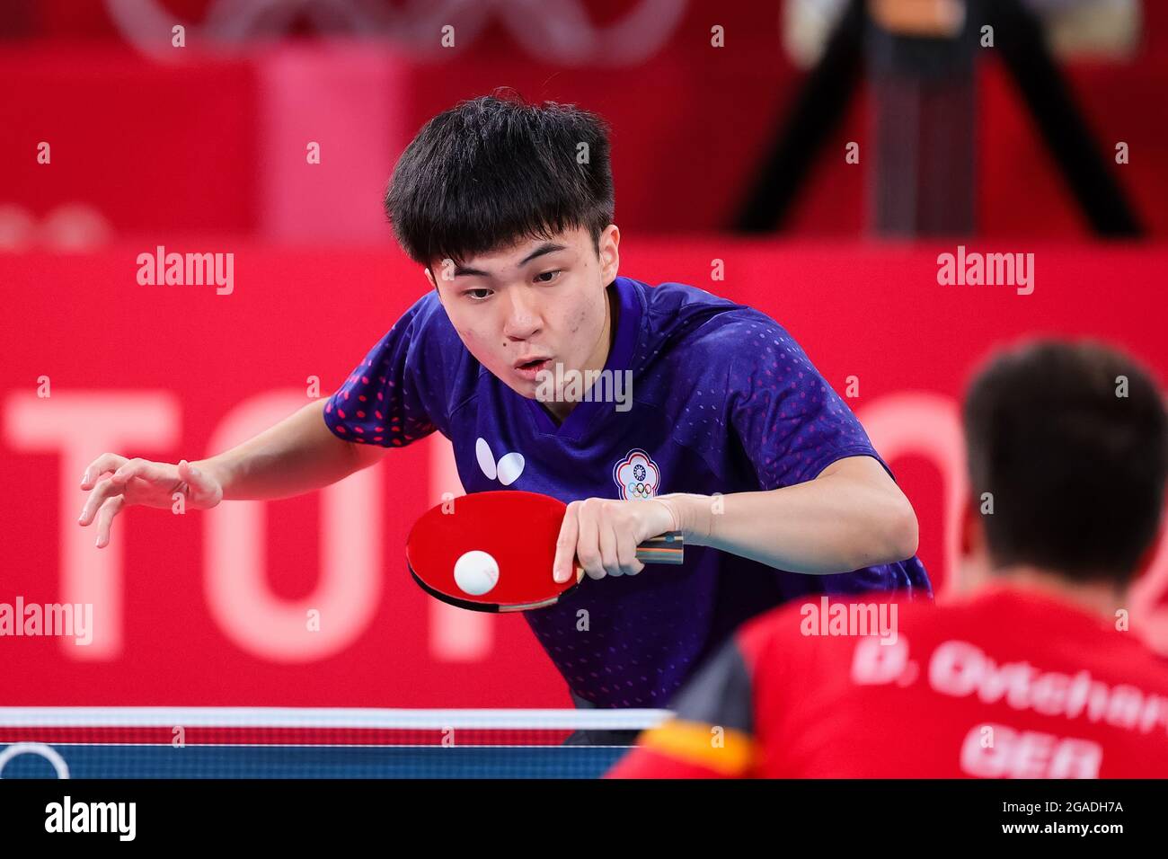 Tokio, Japan. Juli 2021. Lin Yun Ju spielt eine Aufnahme während des Männer-Tischtennis-Einzel-Bronzemedaillenmatches zwischen Lin Yun Ju aus dem chinesischen Taipeh und Dimitrij Ovtcharov aus Deutschland am 7. Tag der Olympischen Spiele in Tokio 2020. Quelle: Pete Dovgan/Speed Media/Alamy Live News Stockfoto