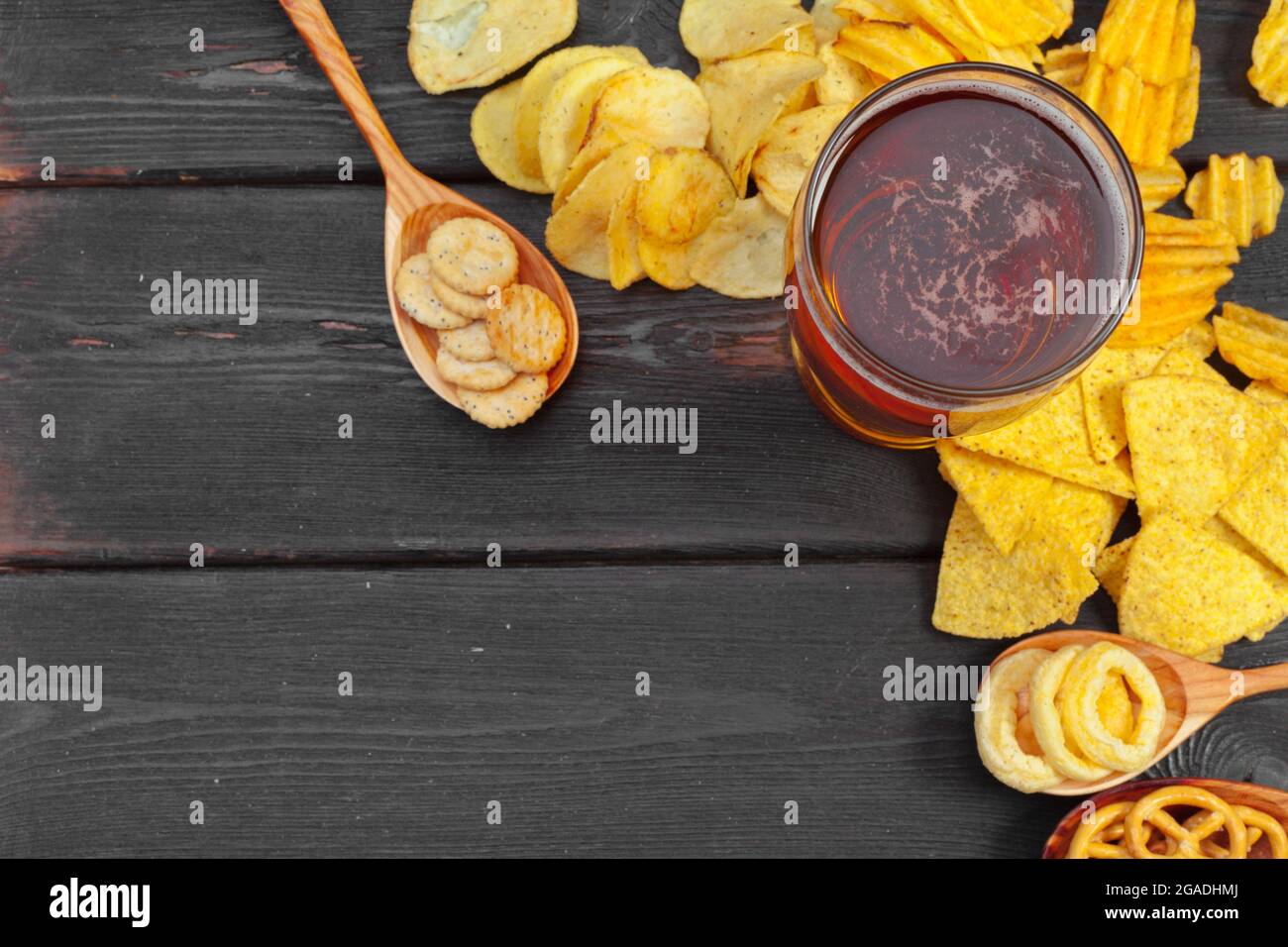 Bier und Snacks auf Holztisch legern. Stockfoto