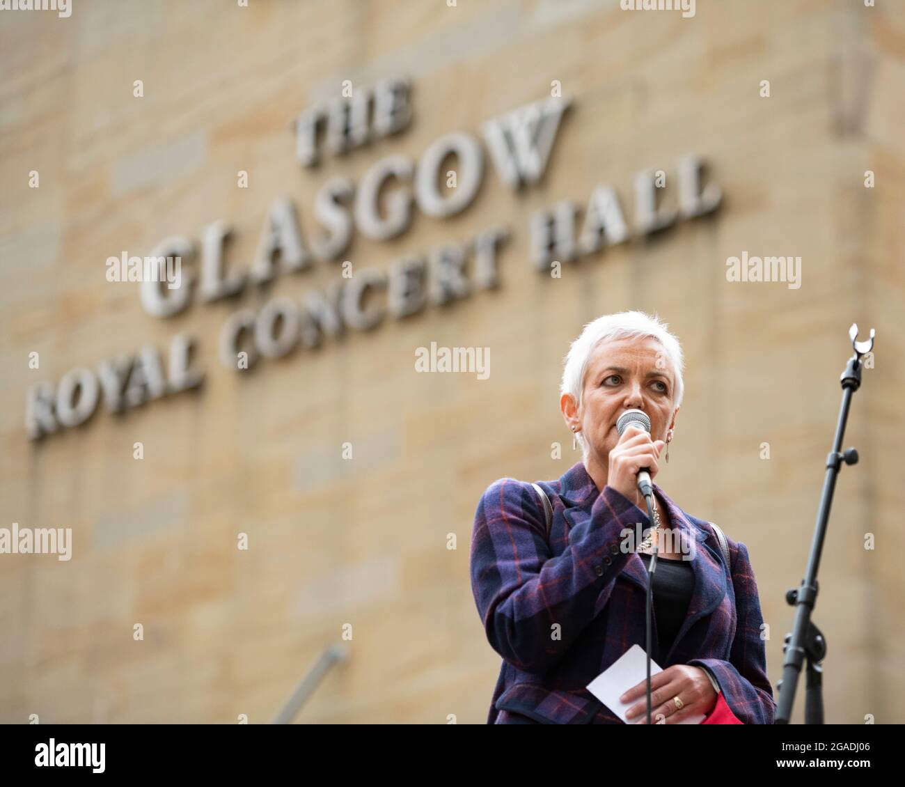 Glasgow, Schottland, Großbritannien. Juli 2021. IM BILD: Angela Constance MSP, Ministerin für Drogenpolitik. Menschen, die über ihre Erfahrungen mit Steps of Buchanan Street sprechen. Laut den heute veröffentlichten „erschreckenden und herzzerreißenden“ Zahlen sind die Drogentoten in Schottland zum siebten Mal in Folge auf einen neuen Rekordwert angestiegen. Die „schockierende“ Nachricht, dass 1,339 2020 Menschen an Drogen starben, bedeutet, dass Schottlands Drogentotrate mit Abstand die schlimmste in Europa bleibt. Quelle: Colin Fisher/Alamy Live News Stockfoto