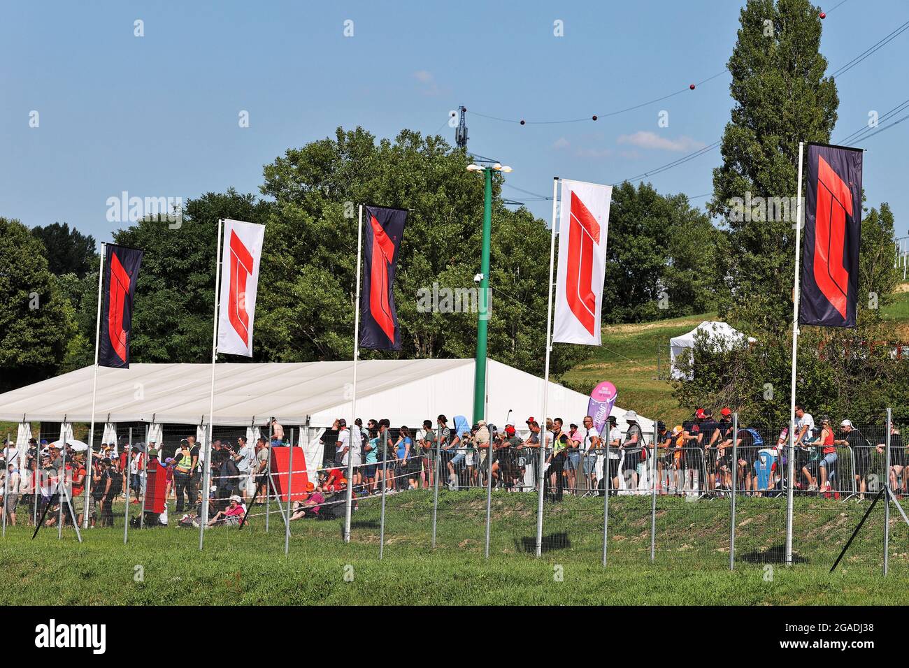 Budapest, Ungarn. Juli 2021. Circuit Atmosphere - Fans Trackside. Großer Preis von Ungarn, Freitag, 30. Juli 2021. Budapest, Ungarn. Quelle: James Moy/Alamy Live News Stockfoto