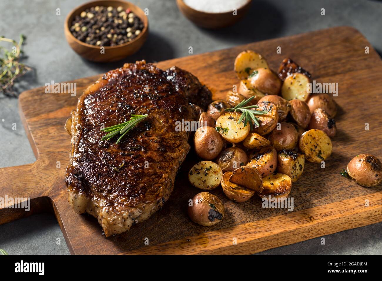 Hausgemachtes New York Strip Steak mit gebratenen Kartoffeln Stockfoto