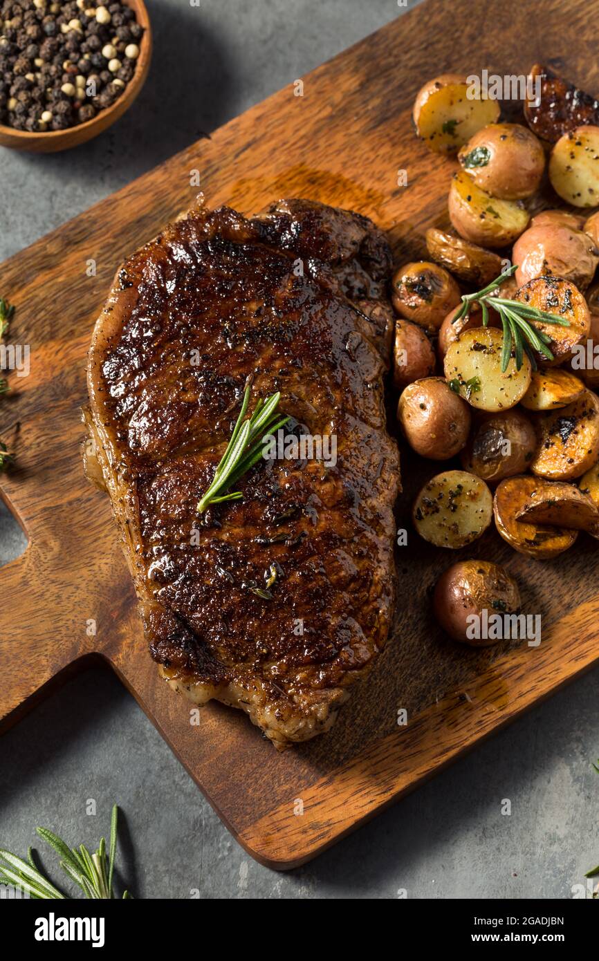 Hausgemachtes New York Strip Steak mit gebratenen Kartoffeln Stockfoto