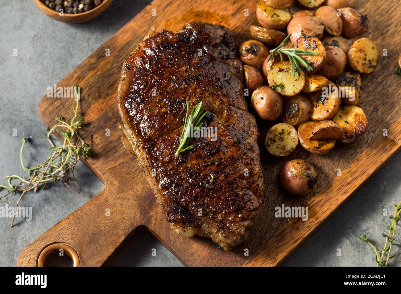 Hausgemachtes New York Strip Steak mit gebratenen Kartoffeln Stockfoto