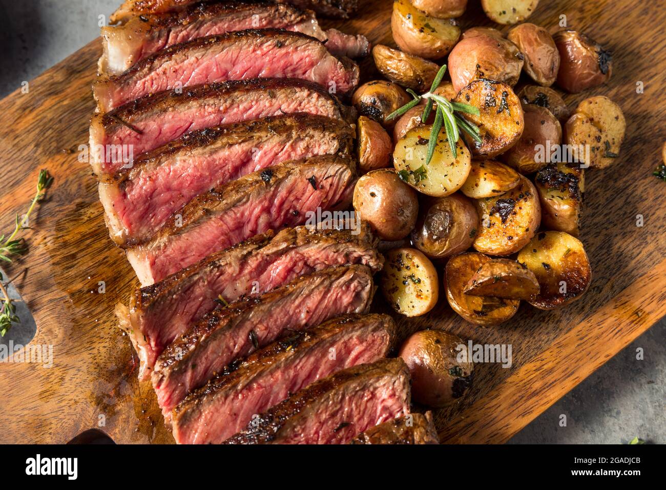 Hausgemachtes New York Strip Steak mit gebratenen Kartoffeln Stockfoto