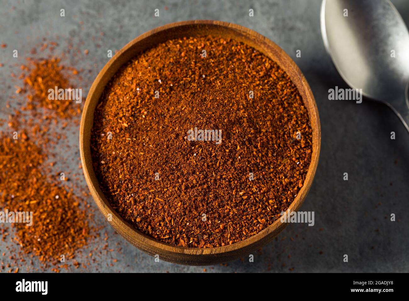 Roh Red Organic Chili Powder Spice in einer Schüssel Stockfoto