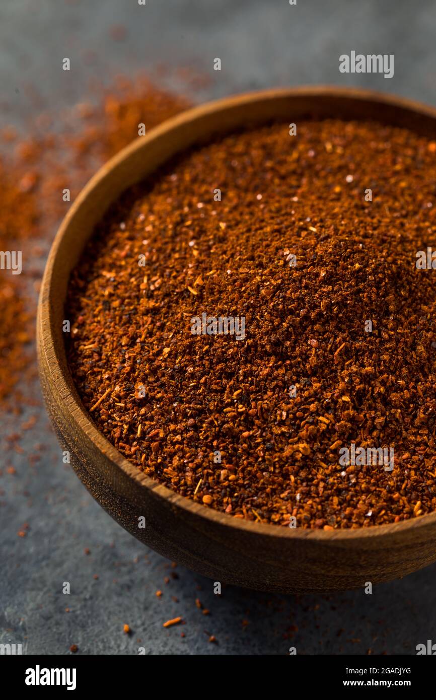 Roh Red Organic Chili Powder Spice in einer Schüssel Stockfoto