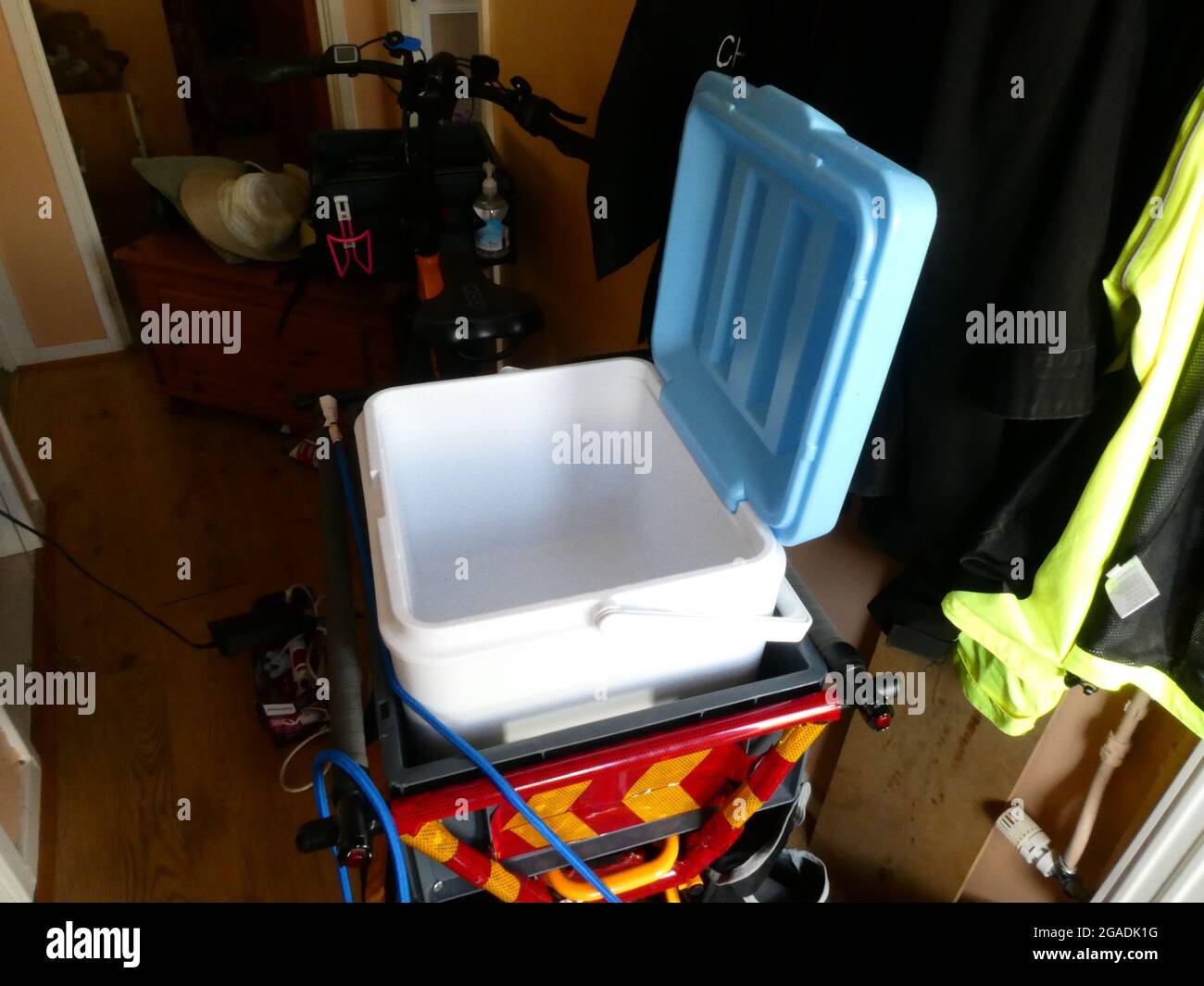 Eine isolierte Kühlbox auf der Rückseite eines Lastenfahrrads Stockfoto