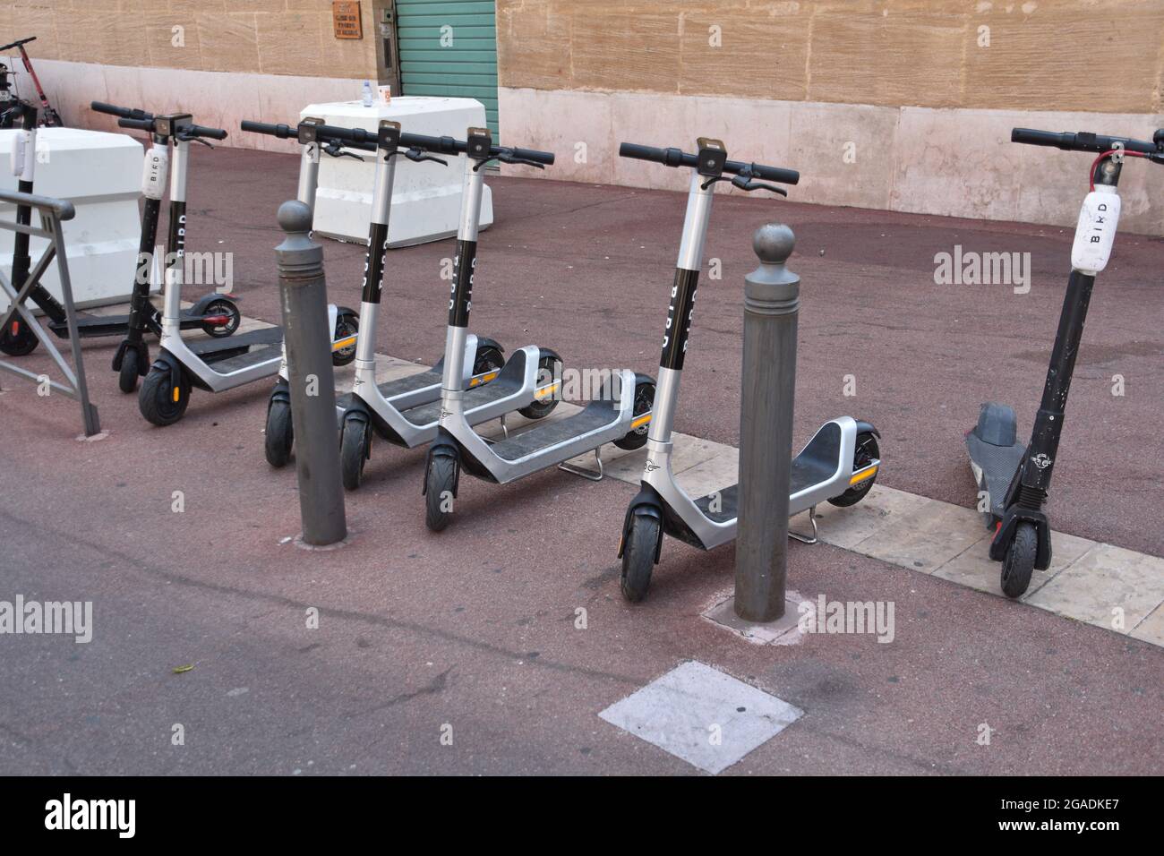 Elektroroller auf der Rue Henri Tasso in Marseille geparkt. Stockfoto