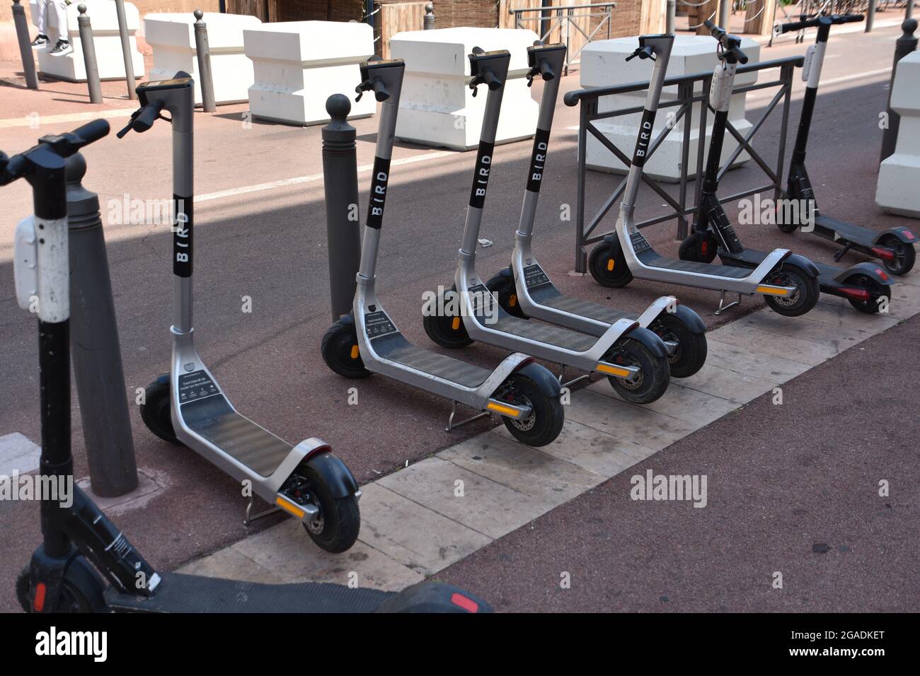 Elektroroller auf der Rue Henri Tasso in Marseille geparkt. Stockfoto