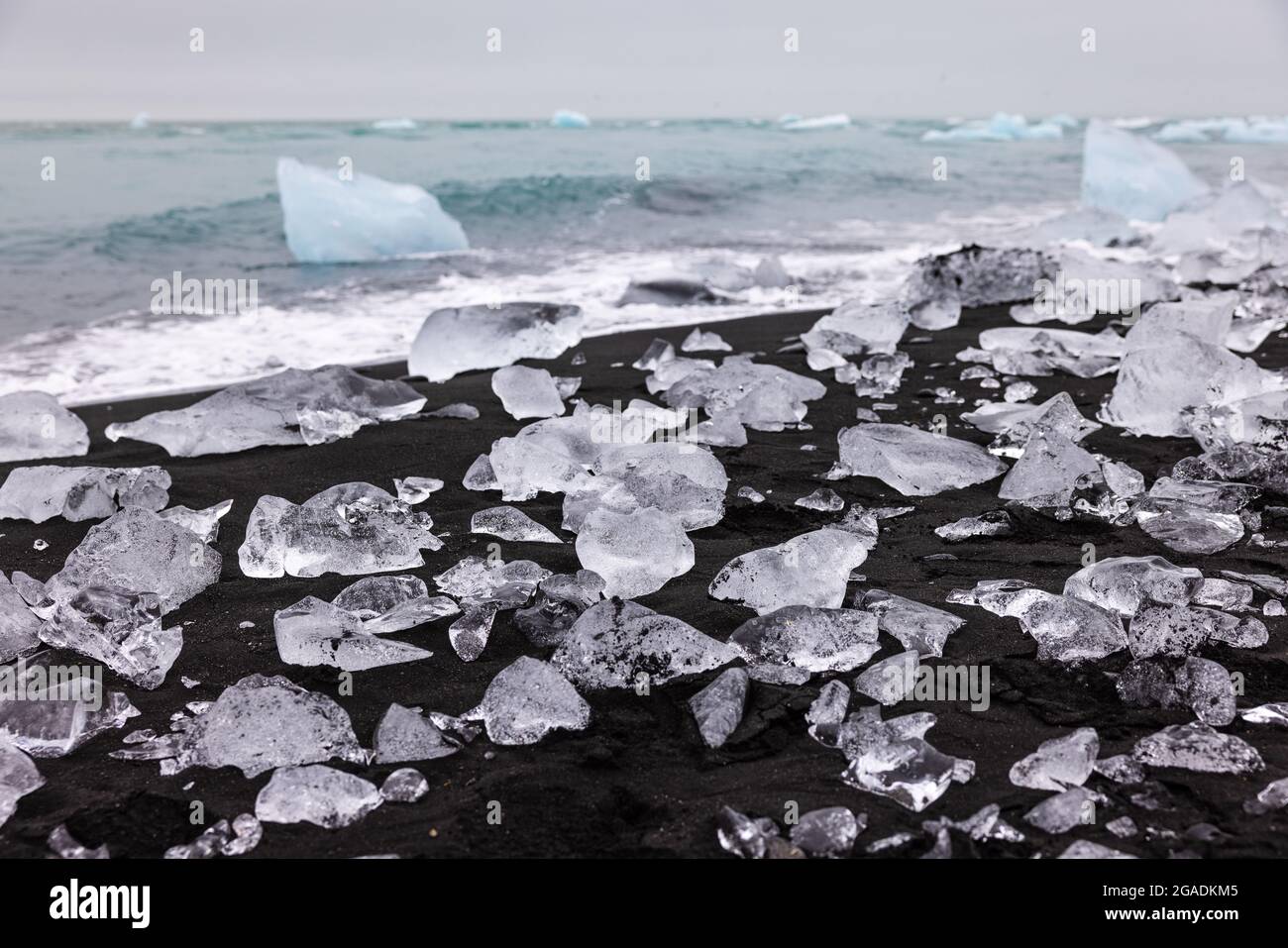 Eisberge waschen sich auf dem Diamant-Strandbreidamerkursander, wo sie durch die Wellen aufbrechen und wie Diamanten streuen Stockfoto