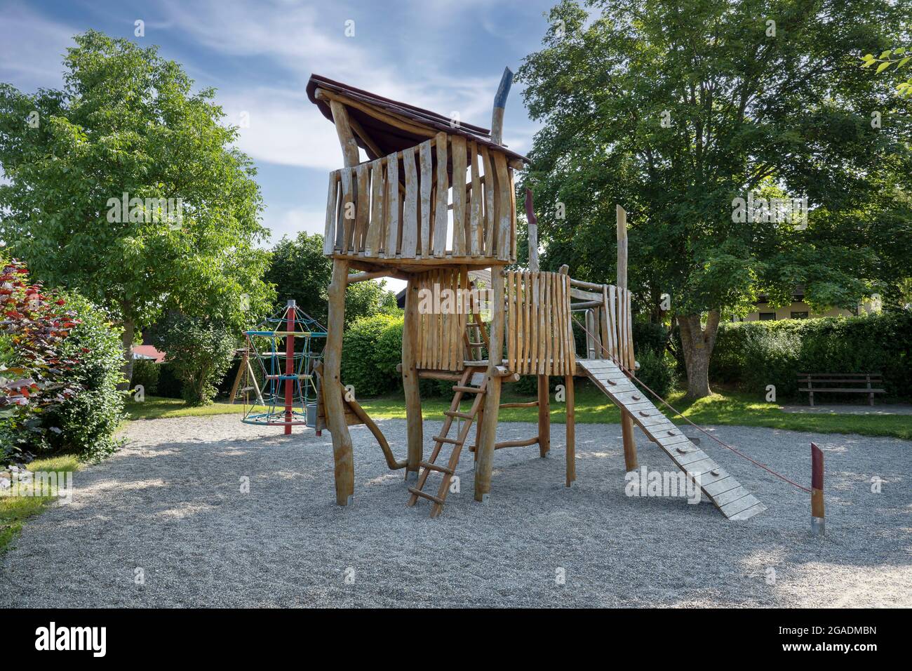 Spielhaus aus Holz auf einem Kinderspielplatz in einem kleinen Park Stockfoto