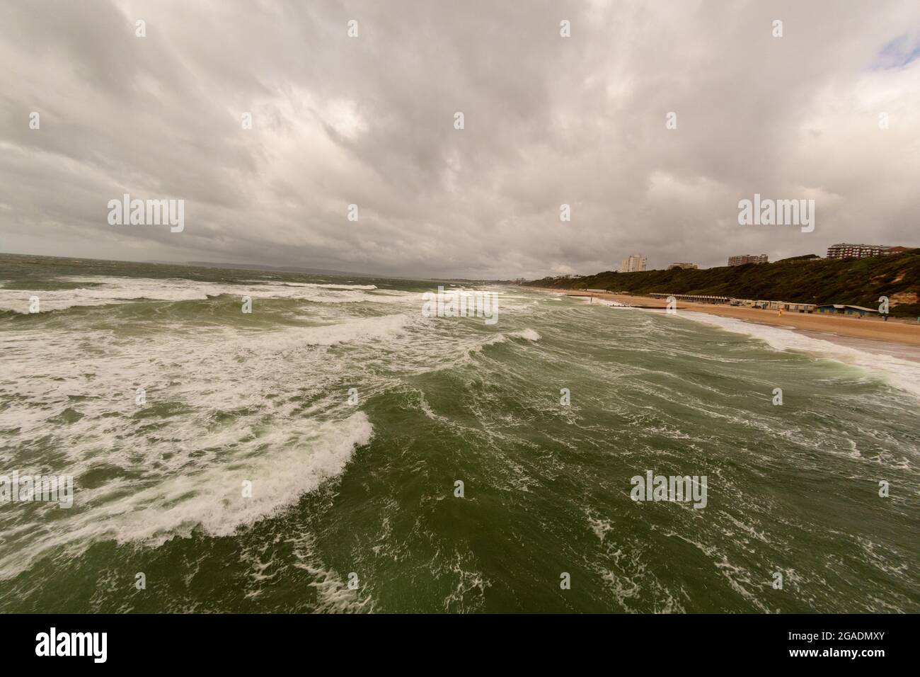 Boscombe, Bournemouth, Dorset, Großbritannien, 30. Juli 2021, UK Wetter: Sturm Evert bringt starke Winde an die Südküste Englands. Ein derart heftiger Sturm ist für den Hochsommer ungewöhnlich. Große Wellen ragen in Richtung Strand. Kredit: Paul Biggins/Alamy Live Nachrichten Stockfoto